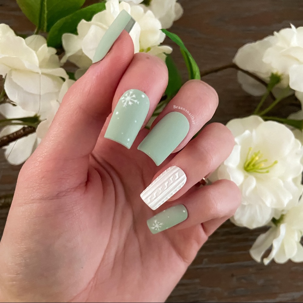 Christmas Sweater Press-On Nails